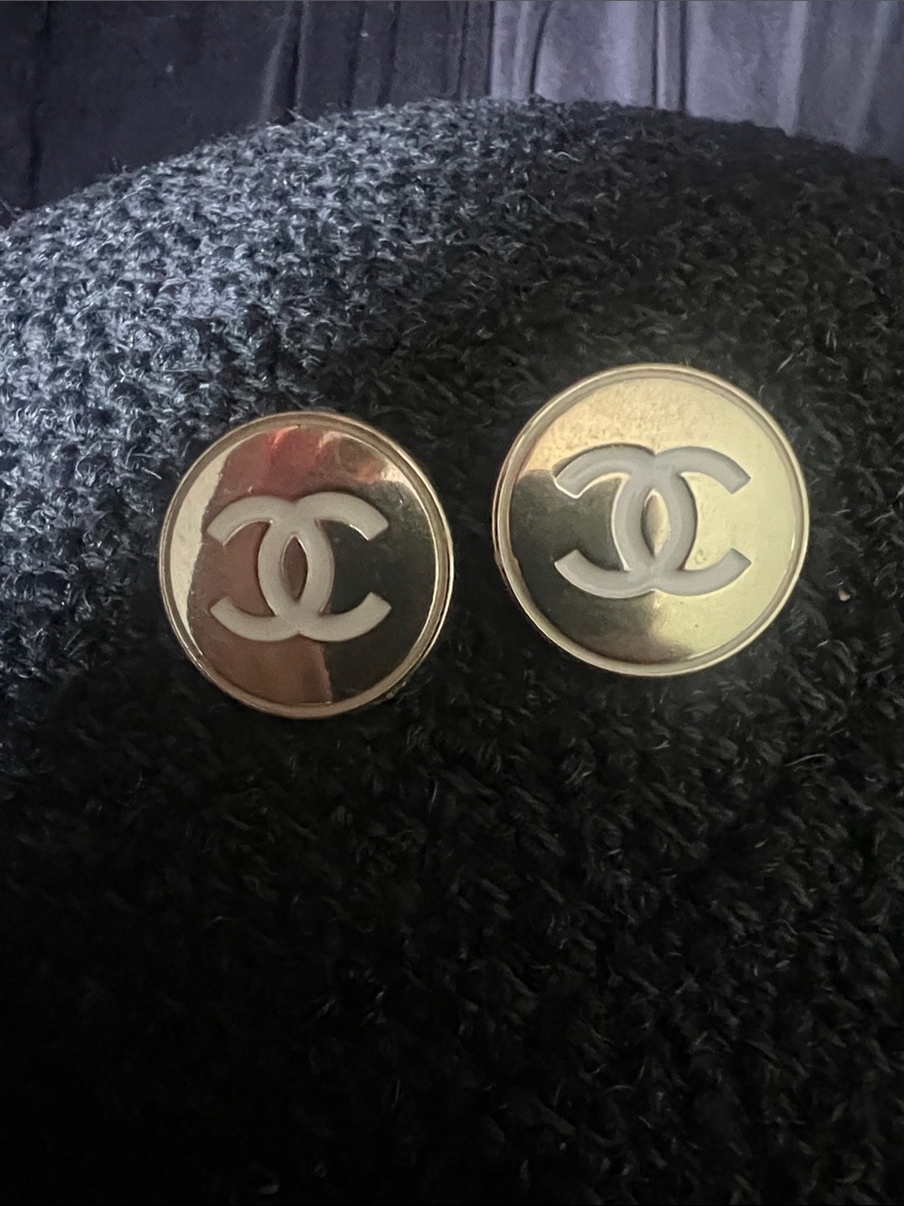 CHANEL Gold-Tone Button earrings with White CC Logo - Picture 4 of 11